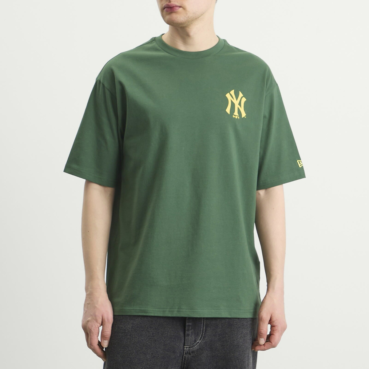New Era Men's MLB World Series Yankies T-Shirt in College Green