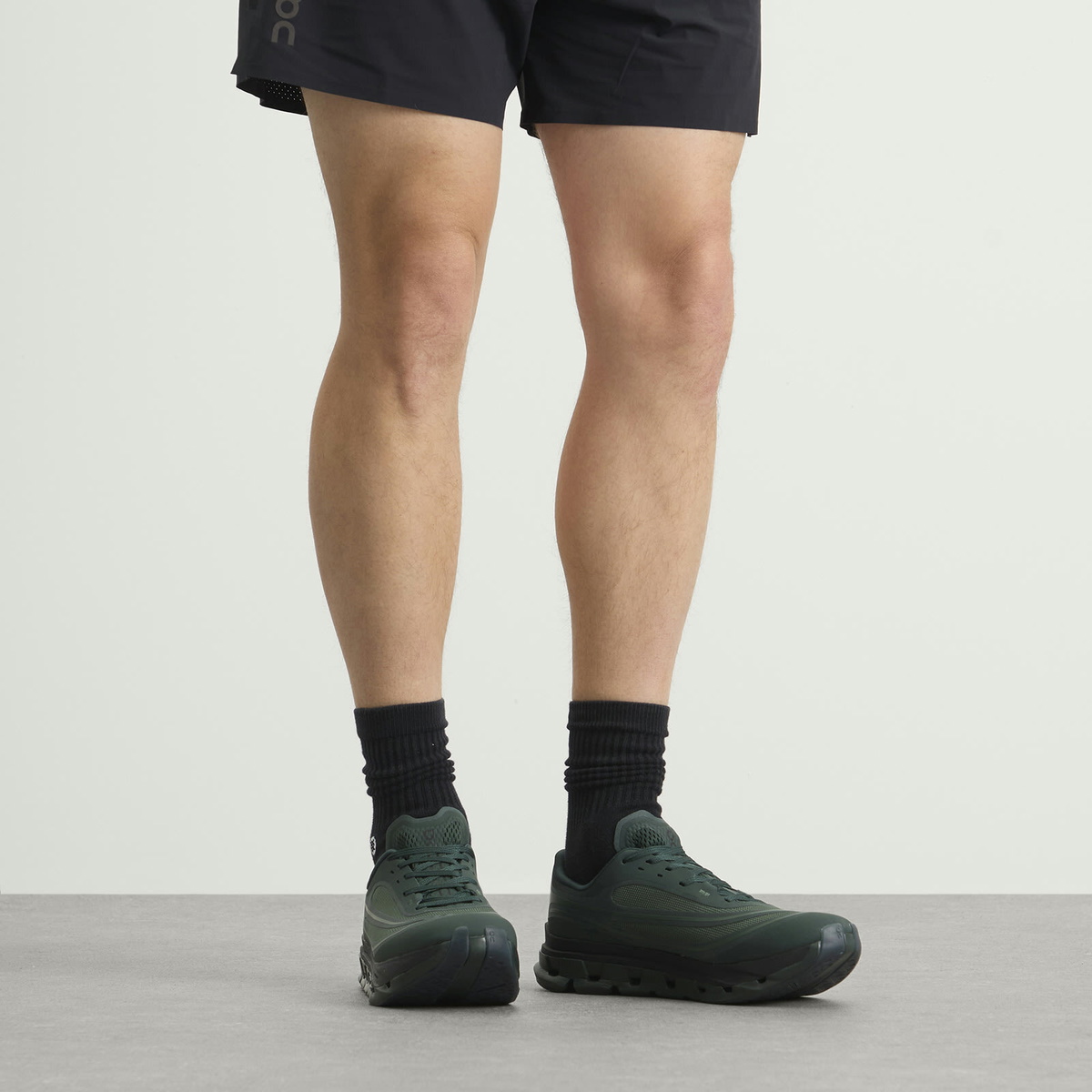 ON Men's Cloudflow 5 AD Sneakers in Obsidian/Evergreen