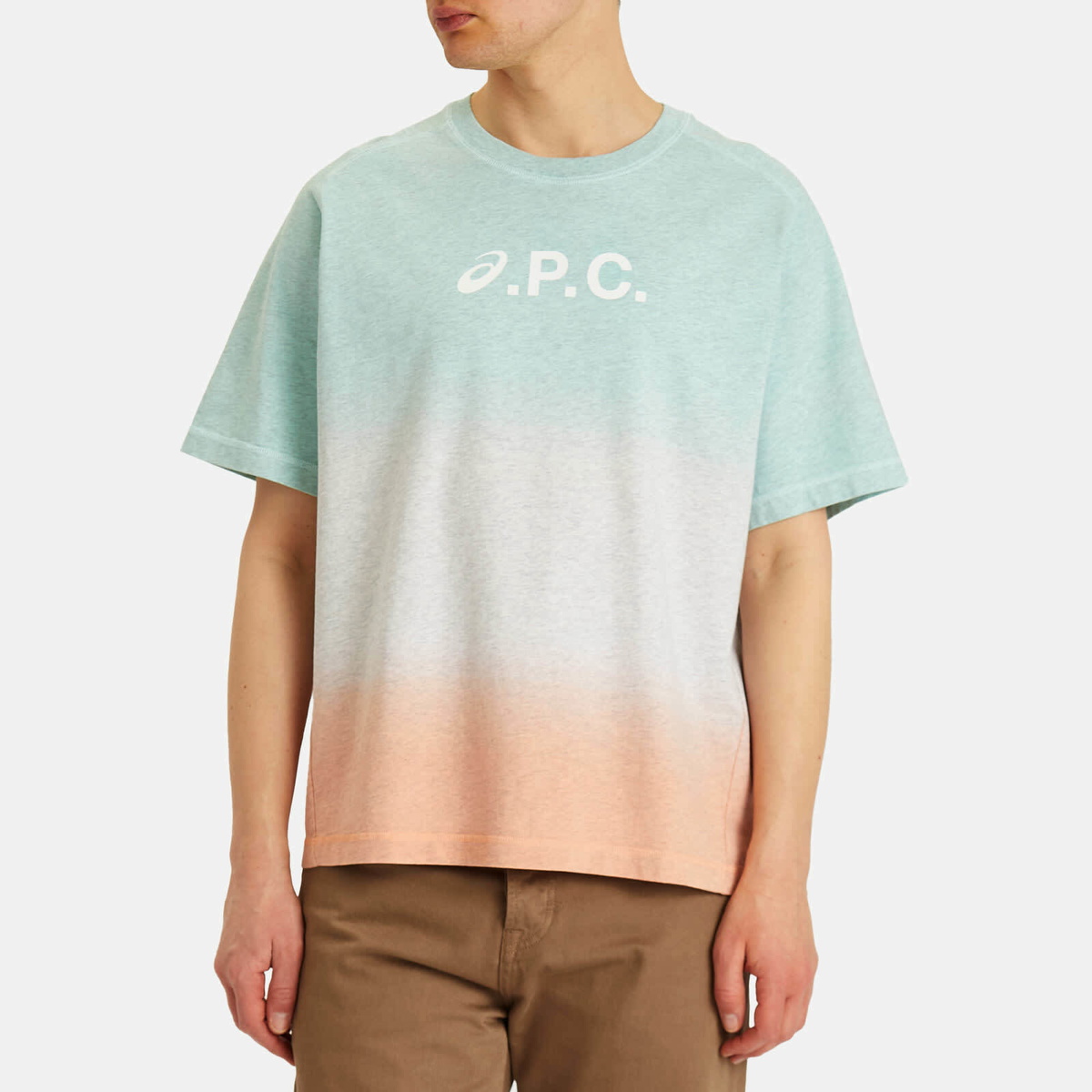 − asics − APC x Asics ウィンド ロゴ ディップ ダイ Tシャツ A.P.C. Men's x Asics Wind Logo Dip Dye T-Shirt in Multi A.P.C.