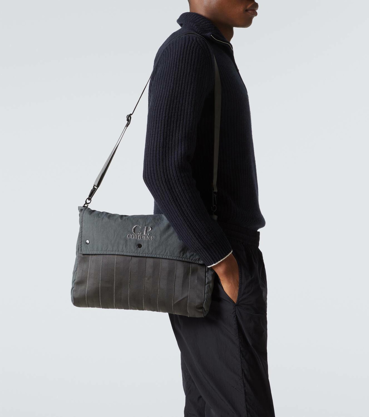 CP COMPANY｜ (Herringbone Logo Bag (18CMAC055A 005349G 9 Herringbone Logo Bag | CPC USCA Online Store