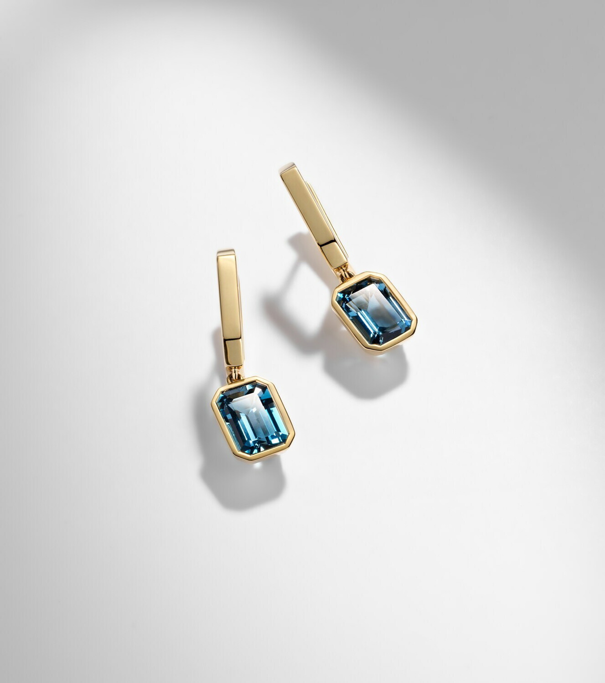 Bucherer Fine Jewellery 18kt gold (750/1000) drop earrings with topaz