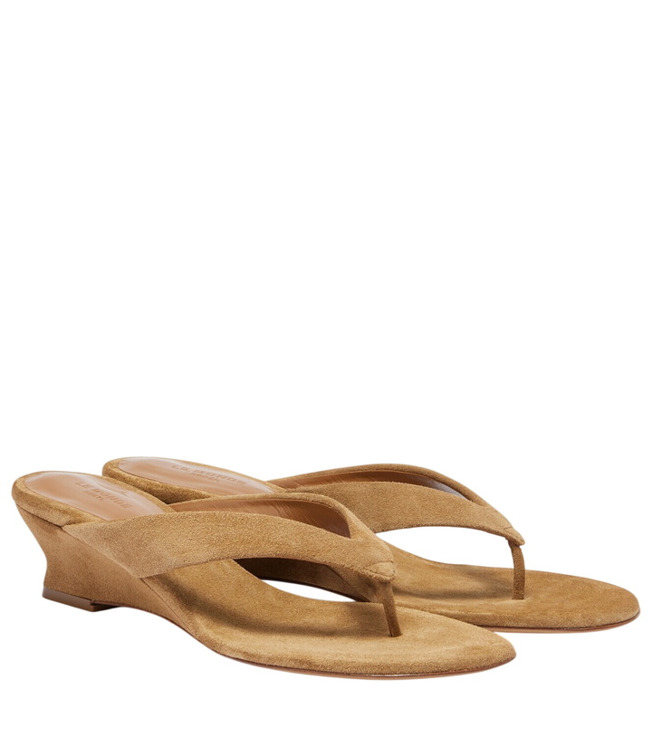 Photo: Le Monde Béryl Micro Wedge 40 suede thong sandals