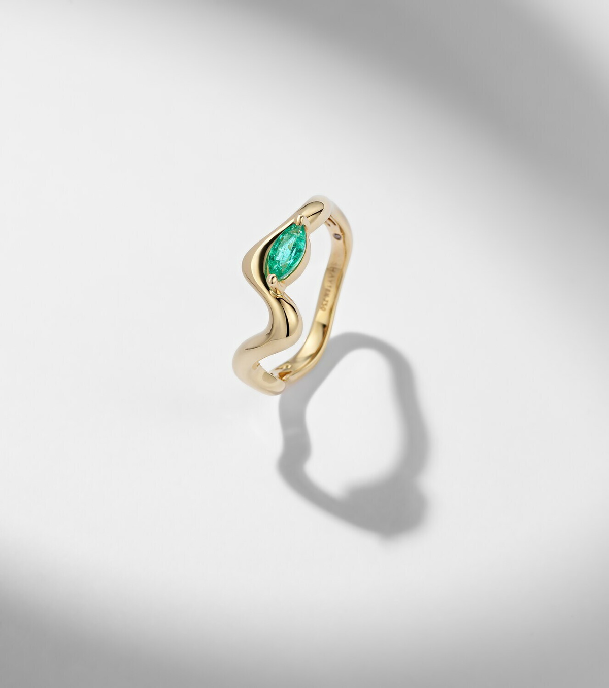 Shay Jewelry 18kt yellow gold (750/1000) ring with emeralds