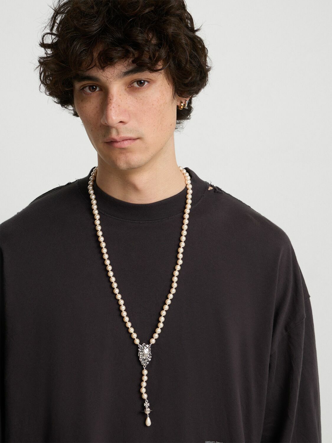 【関税込み】【Vivienne Westwood】Calista faux pearl necklace Vivienne Westwood Calista Faux Pearl Necklace in Metallic