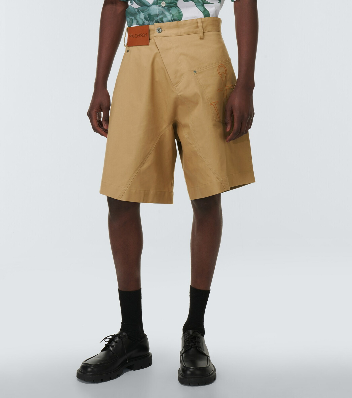 【送料&関税込】J.W. Anderson Shorts In Brown Cotton JW Anderson Men's Twisted Workwear Shorts | Neiman Marcus