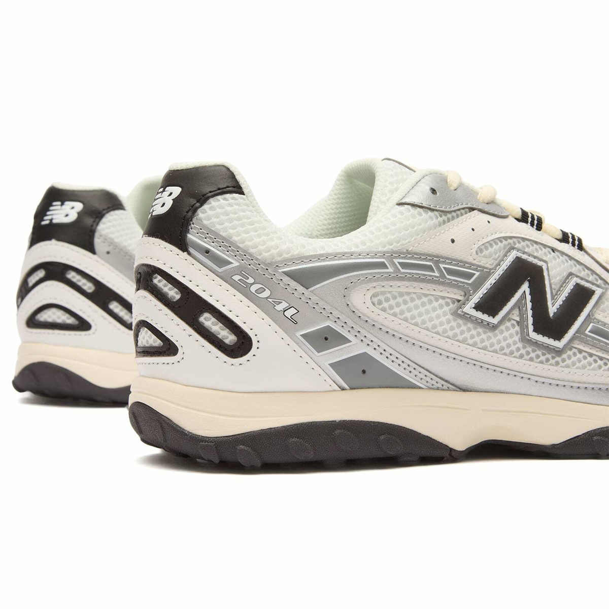 New Balance 204L Sneaker in Silver Metallic