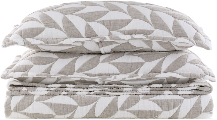 Photo: Dusen Dusen Gray & White Scallop Coverlet Bed Set, Full/Queen