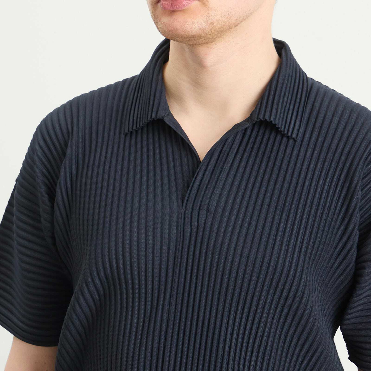 Homme Plissé Issey Miyake Men's Pleat Polo Shirt in Navy