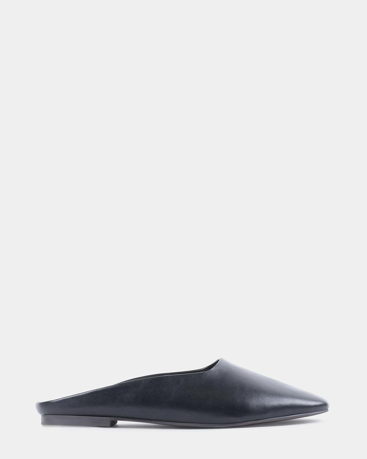 Steve Madden Valid Flats in Black