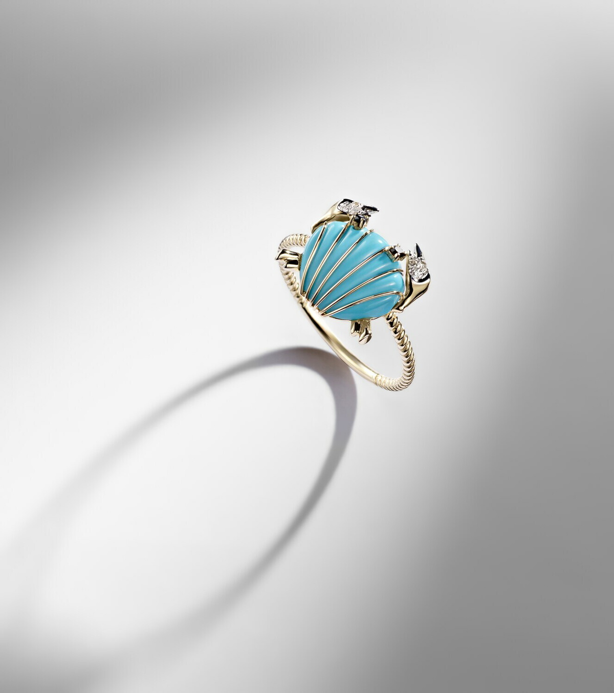 Yvonne Léon Crabe Coquillage 9kt gold ring with gemstones