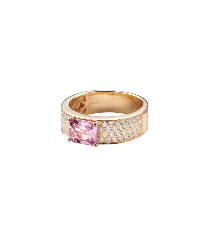 Photo: Anita Ko 18kt gold ring with sapphire and diamonds