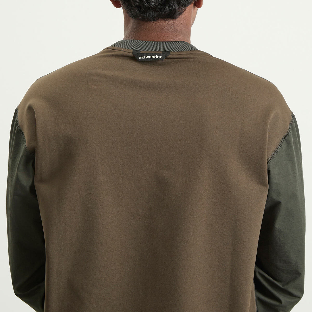 and wander Men's Hybrid Warm Longsleeve Pocket T-Shirt in Dark Green