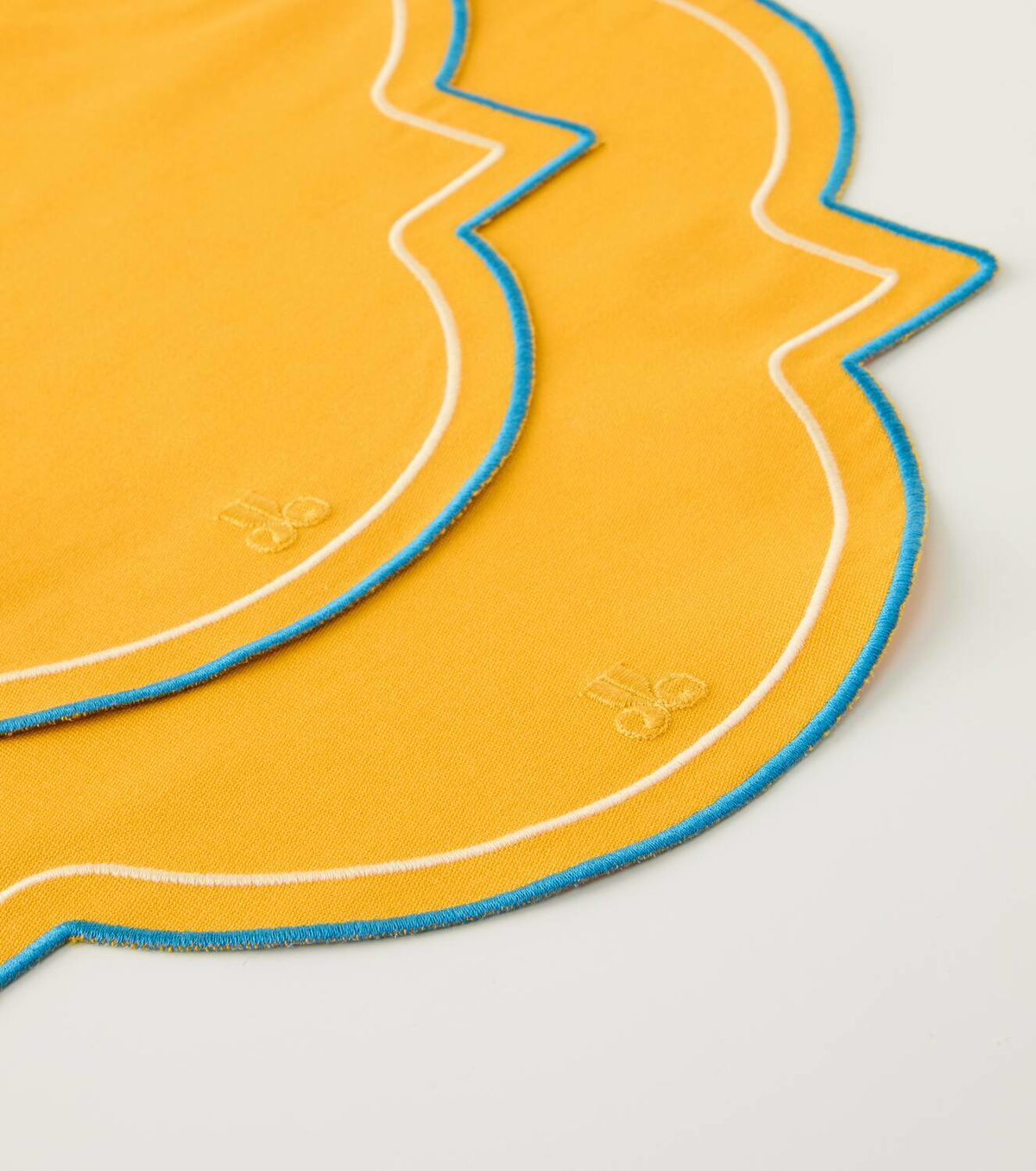 La DoubleJ Medallion set of 2 canvas placemats