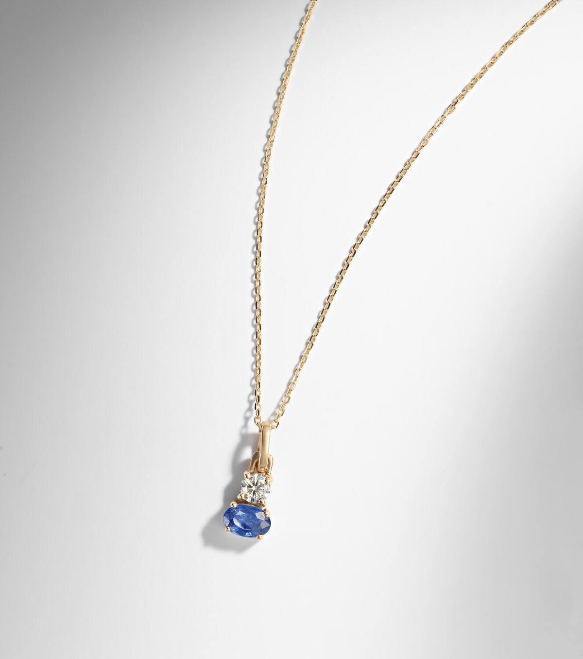 Stone and Strand Full Volume 14kt gold (585/1000) necklace with sapphire and diamond