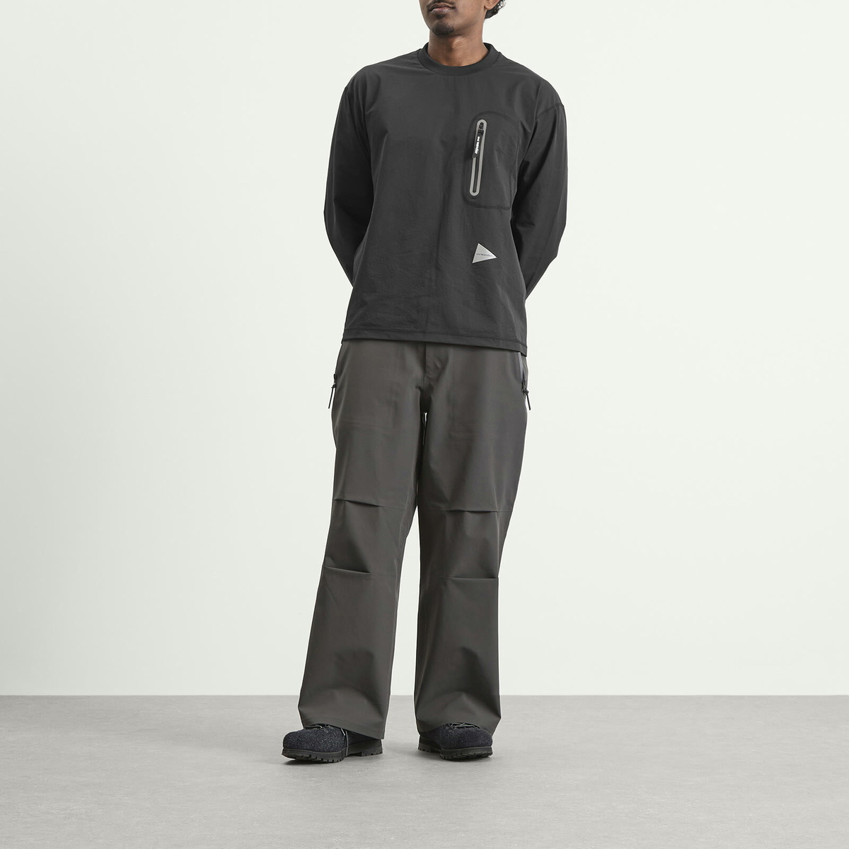 and wander Men's Hybrid Warm Longsleeve Pocket T-Shirt in Black