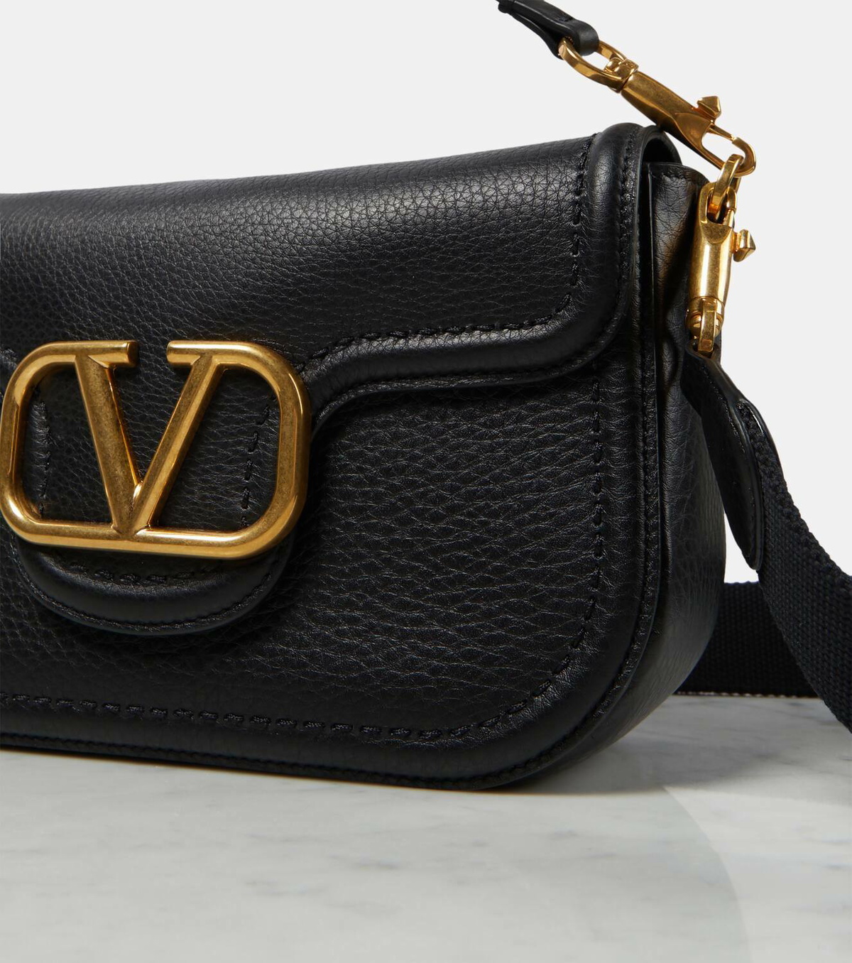 ショルダーバッグ・ポシェット Valentino Garavani Alltime Hammered Leather Shoulder Bag 21677248_51573327_600.jpg
