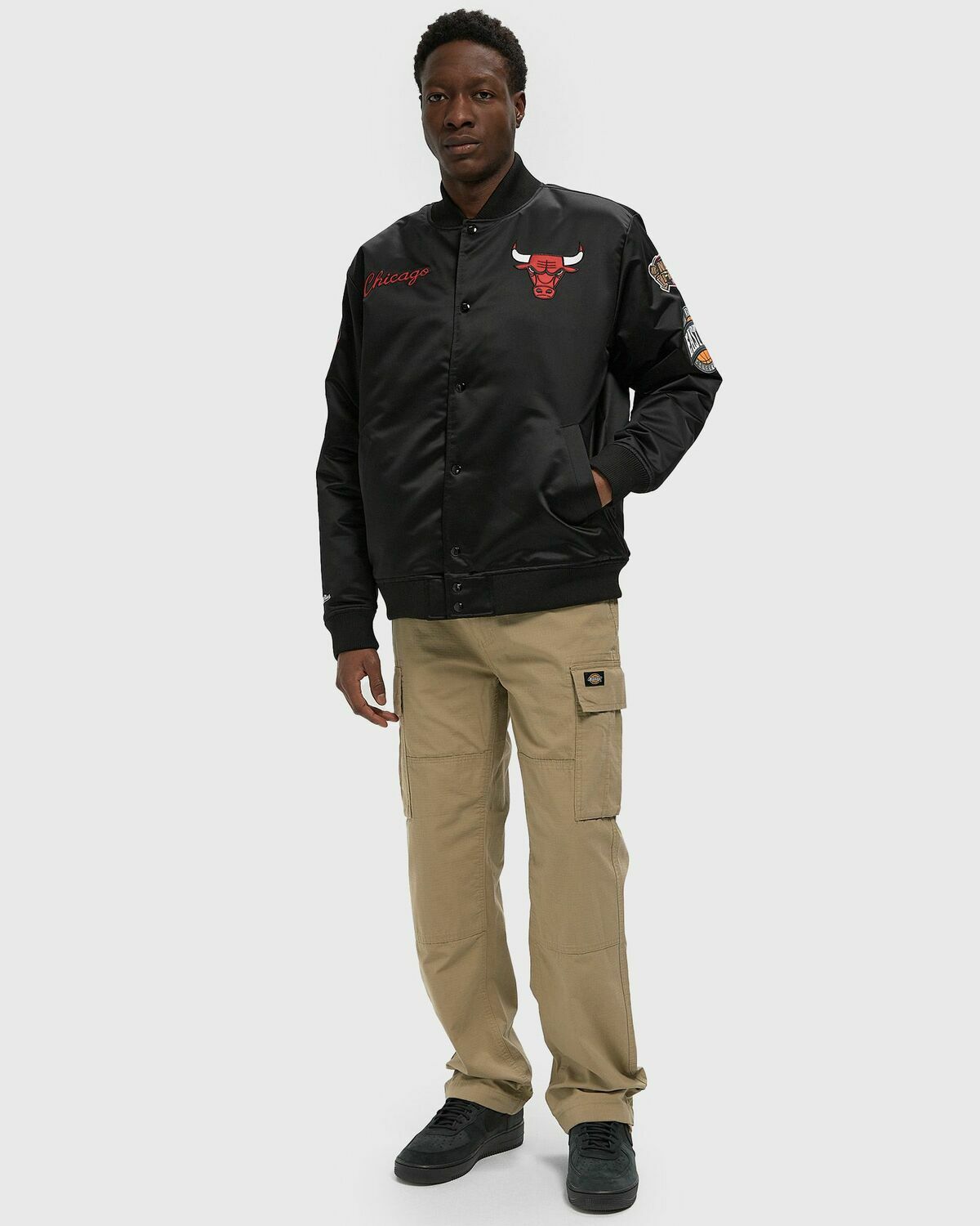 Mitchell & Ness NBA BLACKOUT HEAVYWEIGHT SATIN JACKET CHICAGO BULLS Black Mens Bomber Jackets/Team Jacket