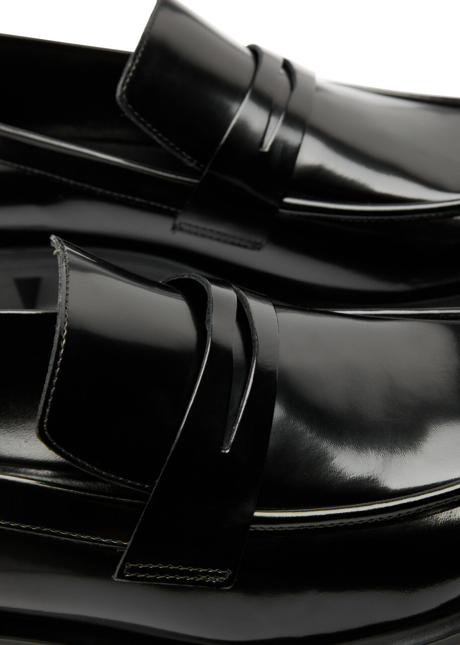 Stuart Weitzman Palmer Bold 40 Glossed Leather Loafers Black