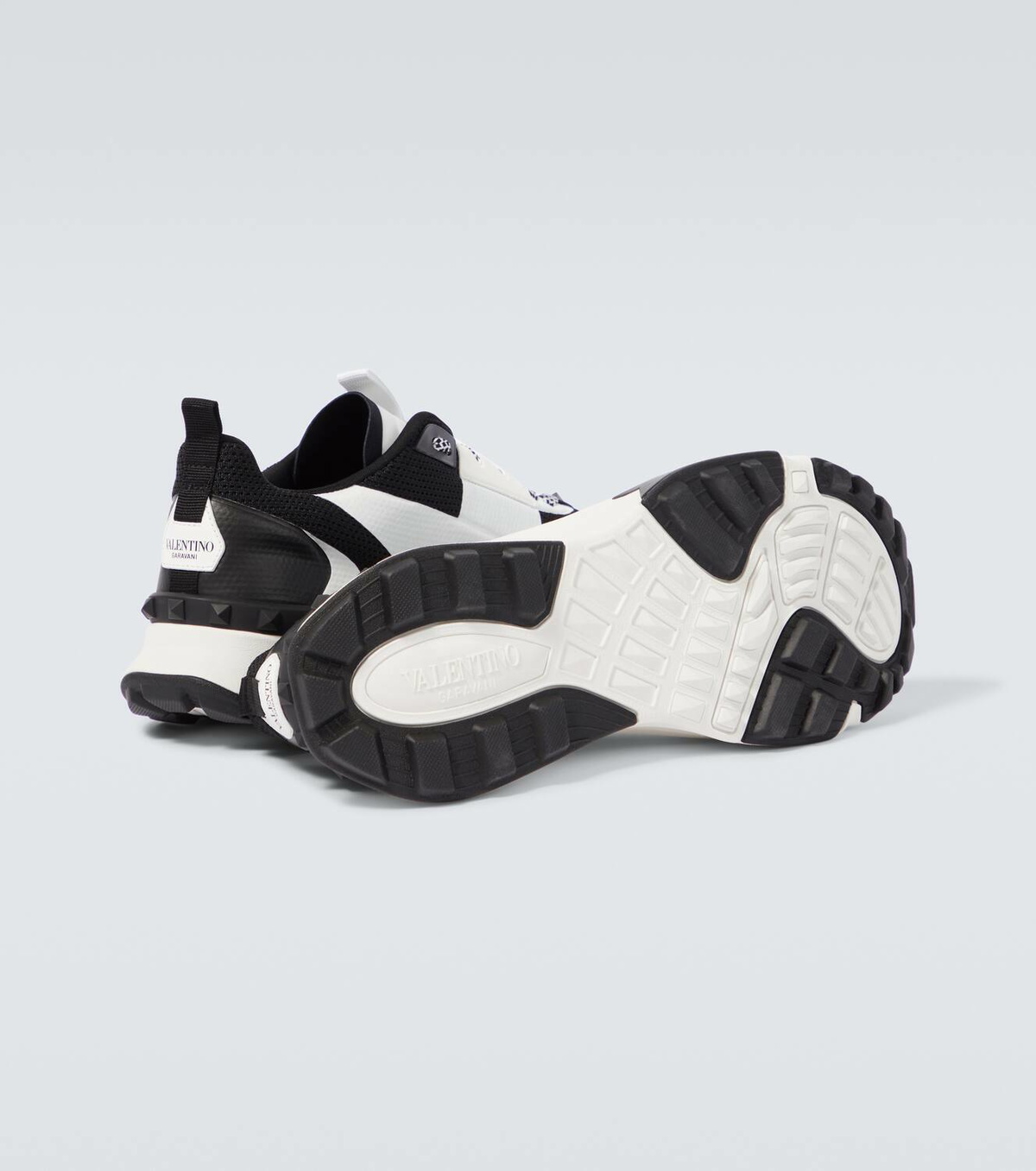 VALENTINO | TRUE ACT LOW SNEAKERS WHITE & BLACK スニーカー Valentino Garavani True Act Panelled Sneakers | Black | FARFETCH