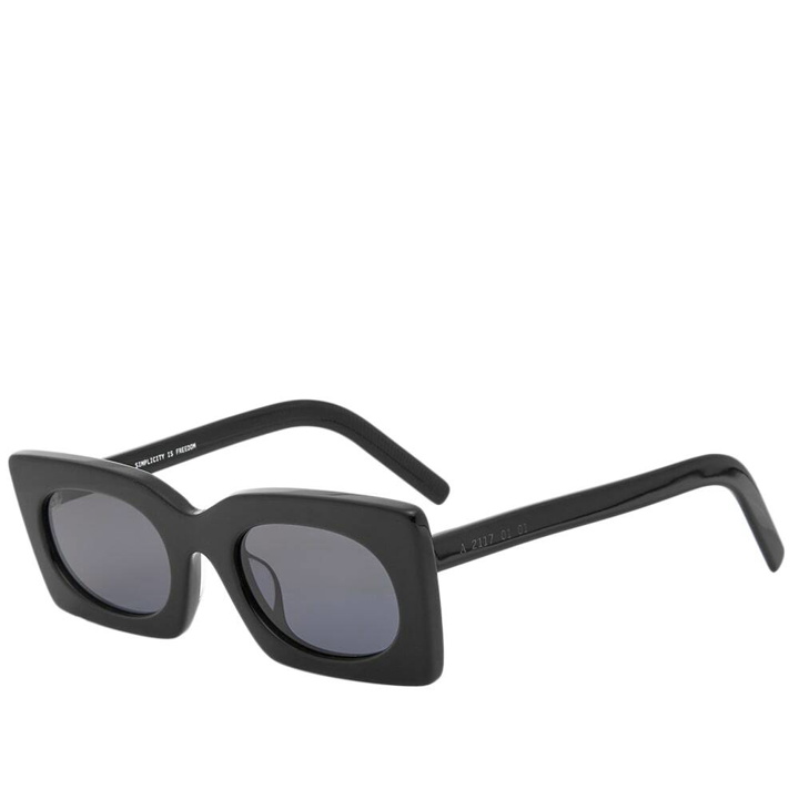 Photo: AKILA Edra Sunglasses in Black