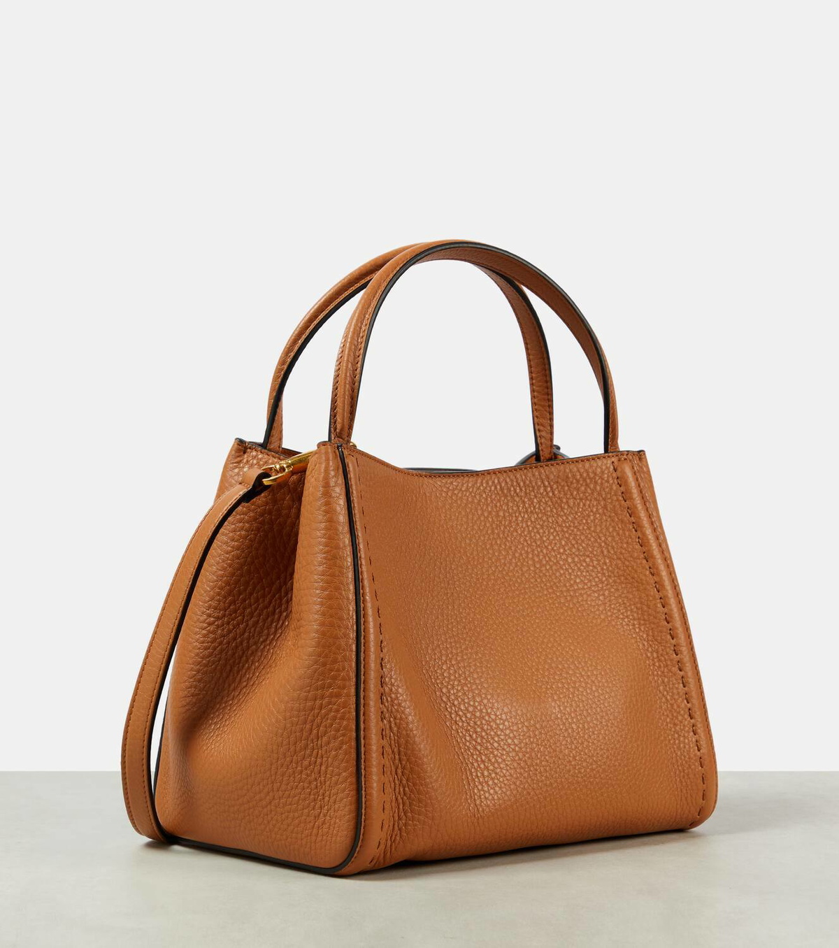 【関税&送料込】Valentino Garavani Caramel Leather Medium Ro Valentino Garavani Caramel Leather Medium Vlogo Locker Bag