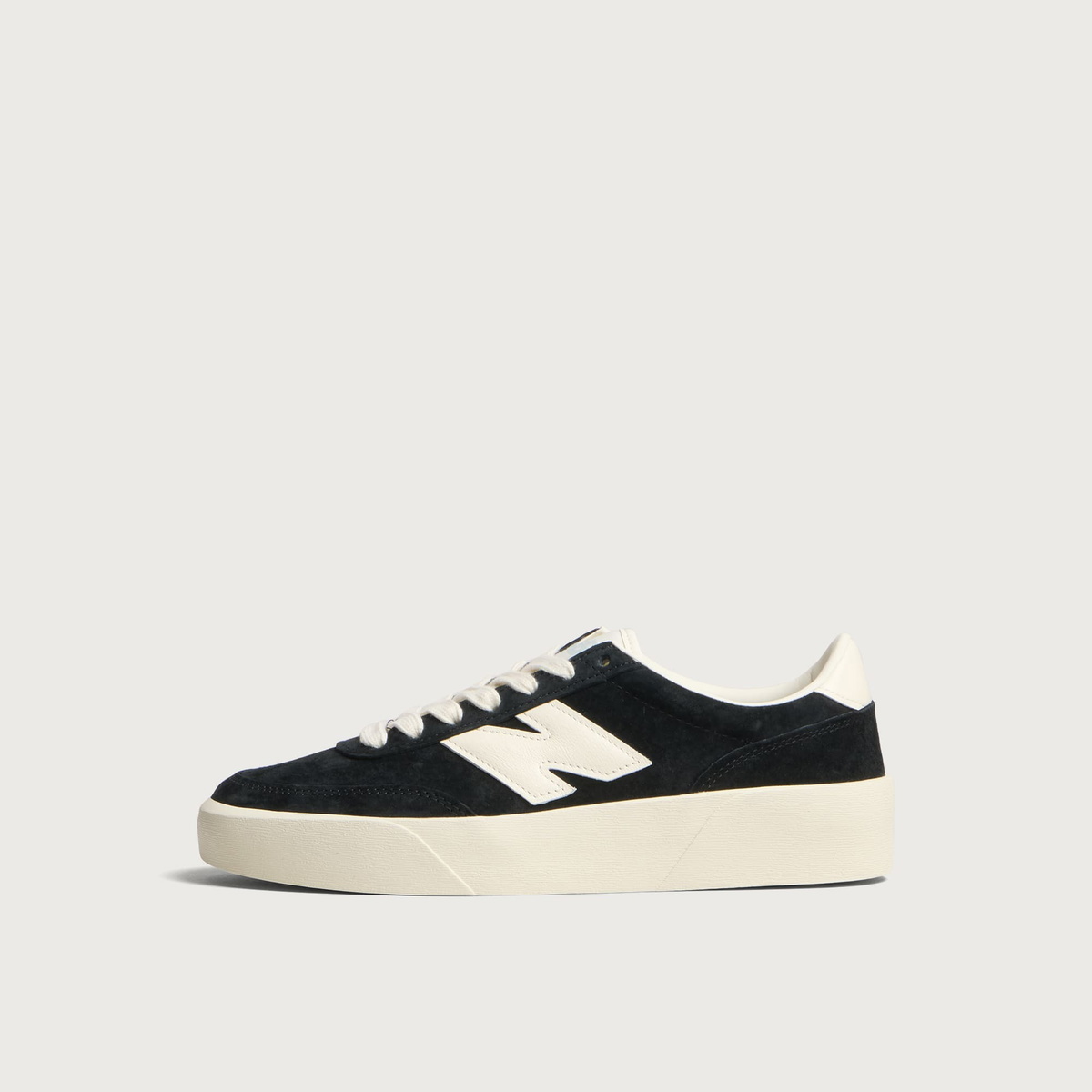 New Balance Men's 750 Sneaker in Black/Angora