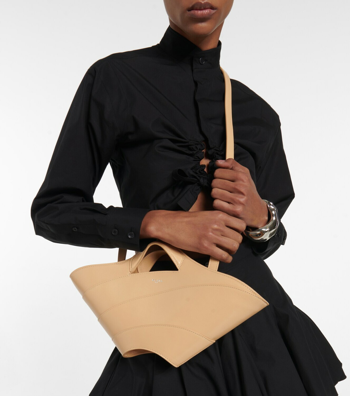 【ALAIA】Khaima スモール レザー トートバッグ ベージュ Alaïa Khaima Small leather tote bag ALAÏA
