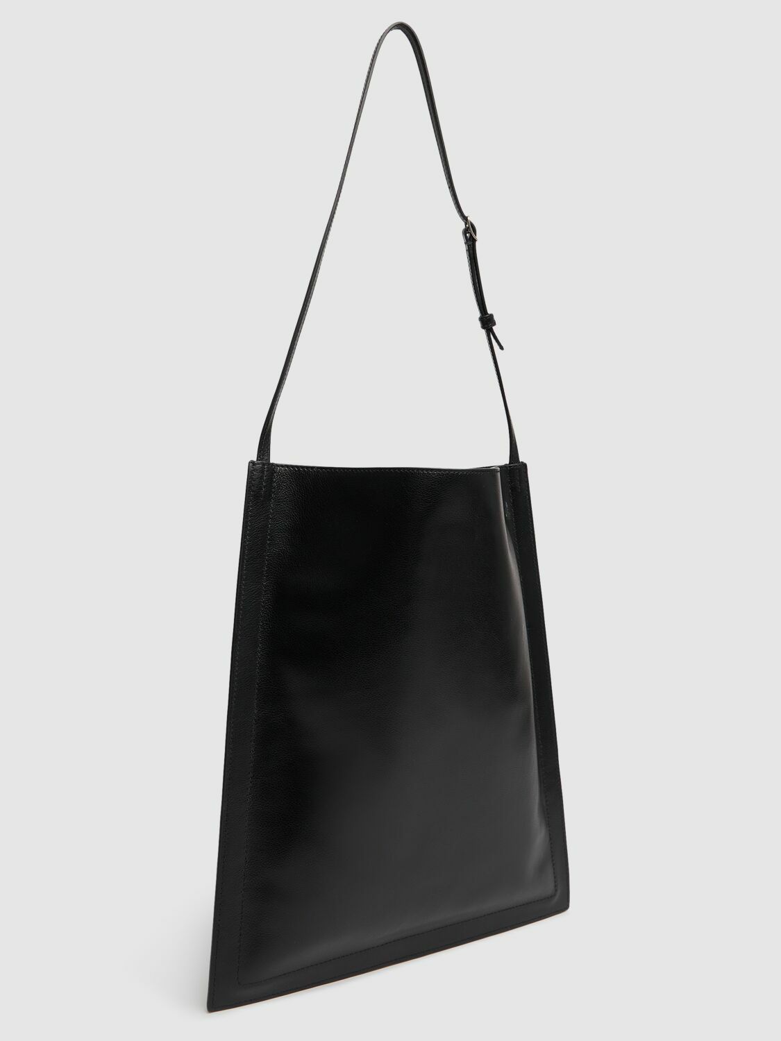 【関税&送料込】Bally Beckett Tote Bag In Canvas The Beckett tote bag and the Quarry sneakers, captured by