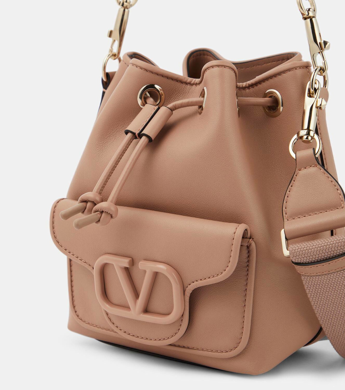 ハンドバッグ 25ss Valentino Garavani Caramel Leather Bucket Ba Valentino Garavani Caramel Leather Bucket Bag | italist