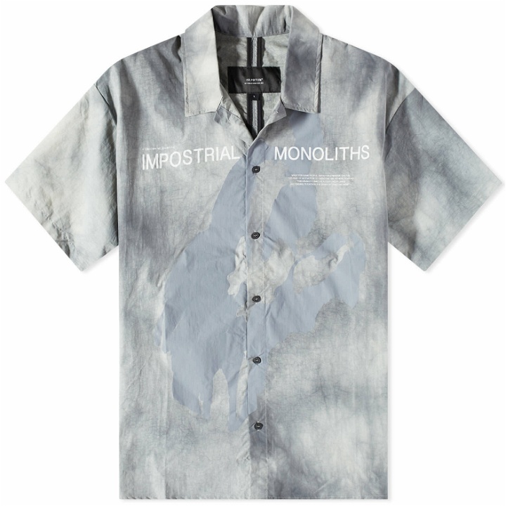 Photo: Tobias Birk Nielsen Men's Ai Serigraphy Vacation Shirt in Polywire Cold Grey