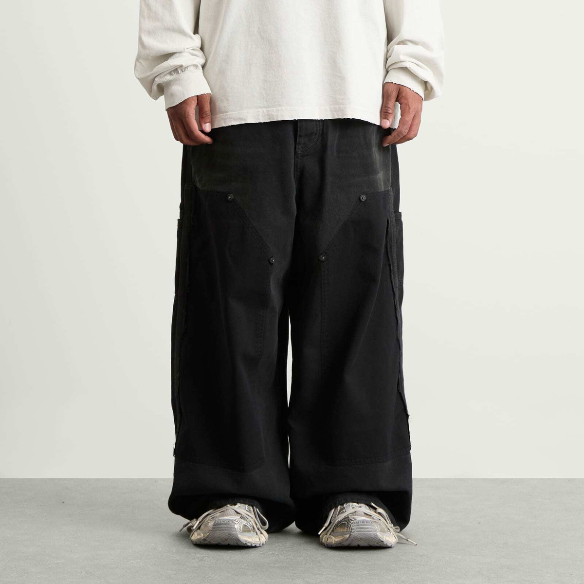 パンツ BALENCIAGA 21aw damaged baggy cargo Men's Distressed Large Cargo Pants in Black | Balenciaga US