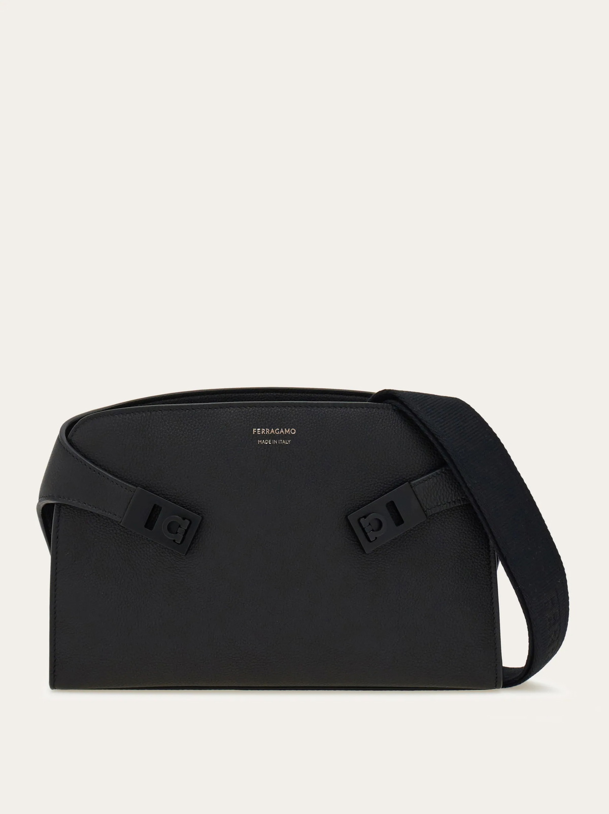 Ferragamo Mens Hug messenger bag in Black