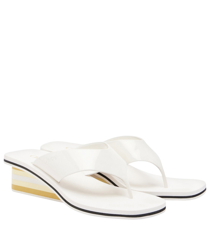 Photo: Chloé Swimming Cool patent leather thong sandals