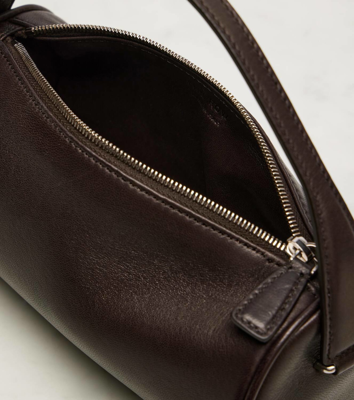 【The Row】 '90s leather tote bag Round '90s leather tote bag in black - The Row | Mytheresa