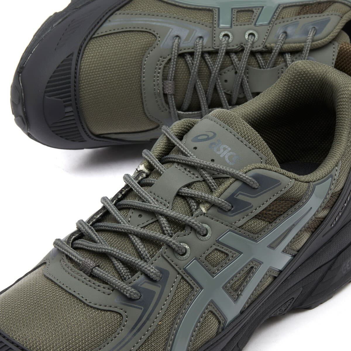 Asics Gel-Venture 6 Shield Sneakers in Graphite Grey/Truffle