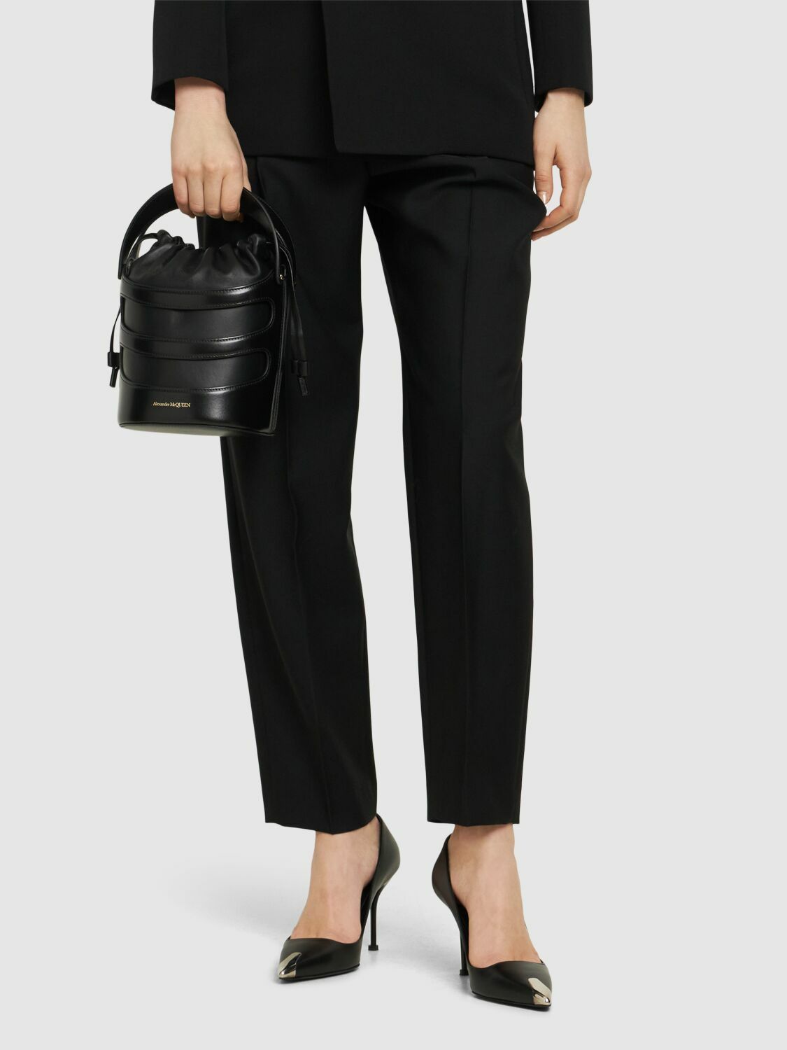 【関税&送料込】Alexander Mcqueen Black Leather The Rise Buc ALEXANDER MCQUEEN The Rise Leather Bucket Bag Alexander McQueen