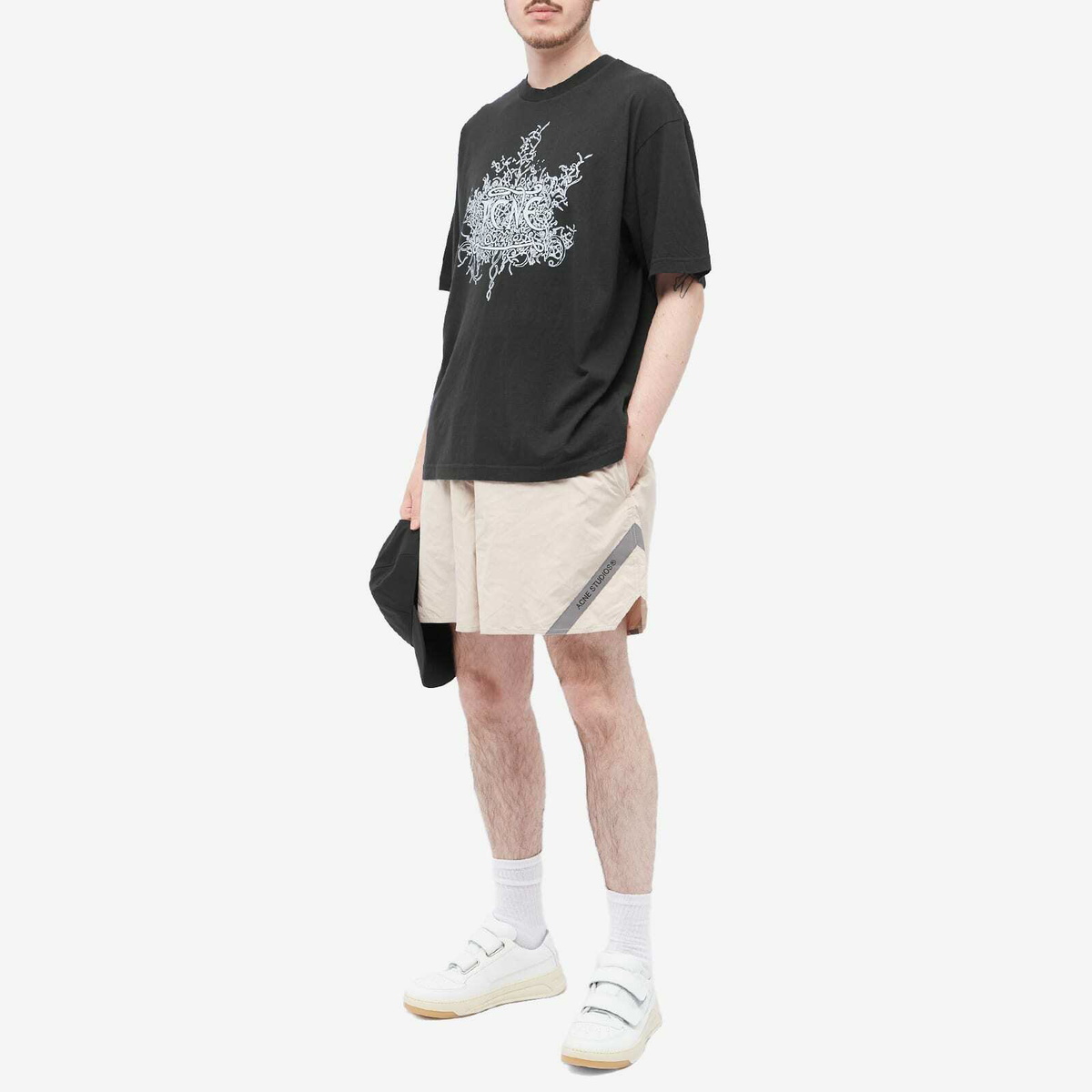 Acne StudiosアクネストゥディオスExtorr Devil Logo Tシャツ Acne Studios Men's Extorr Devil Logo T-Shirt in Faded Black