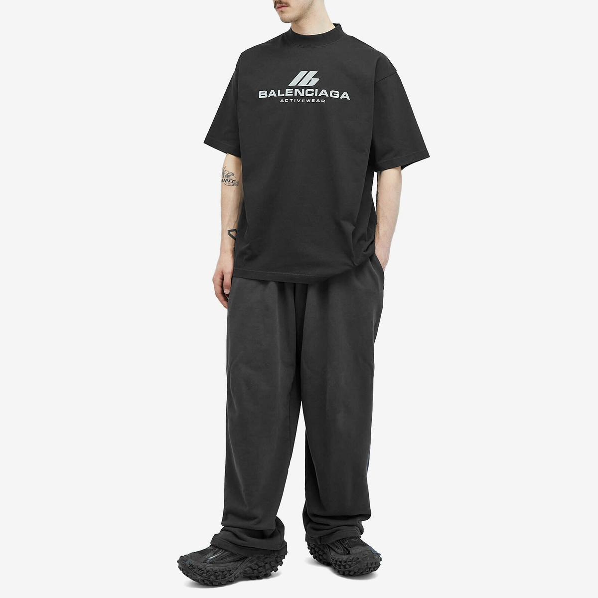 関税込【BALENCIAGA】アクティブ ロゴ Tシャツ Washed Black Balenciaga Men's Active Logo T Shirt in Faded Black Balenciaga