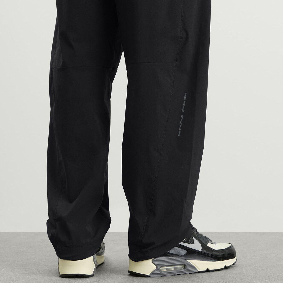 Nike Men's Tech Helios Sun Open Hem Pant in Black