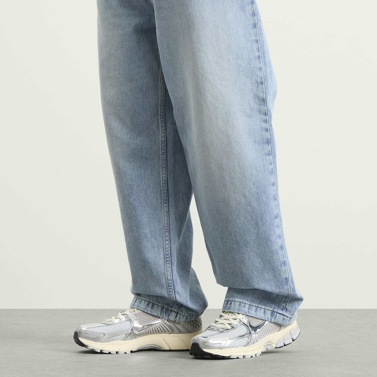 Nike Vomero 5 Chrome Sneaker in Grey/Chrome/Silver