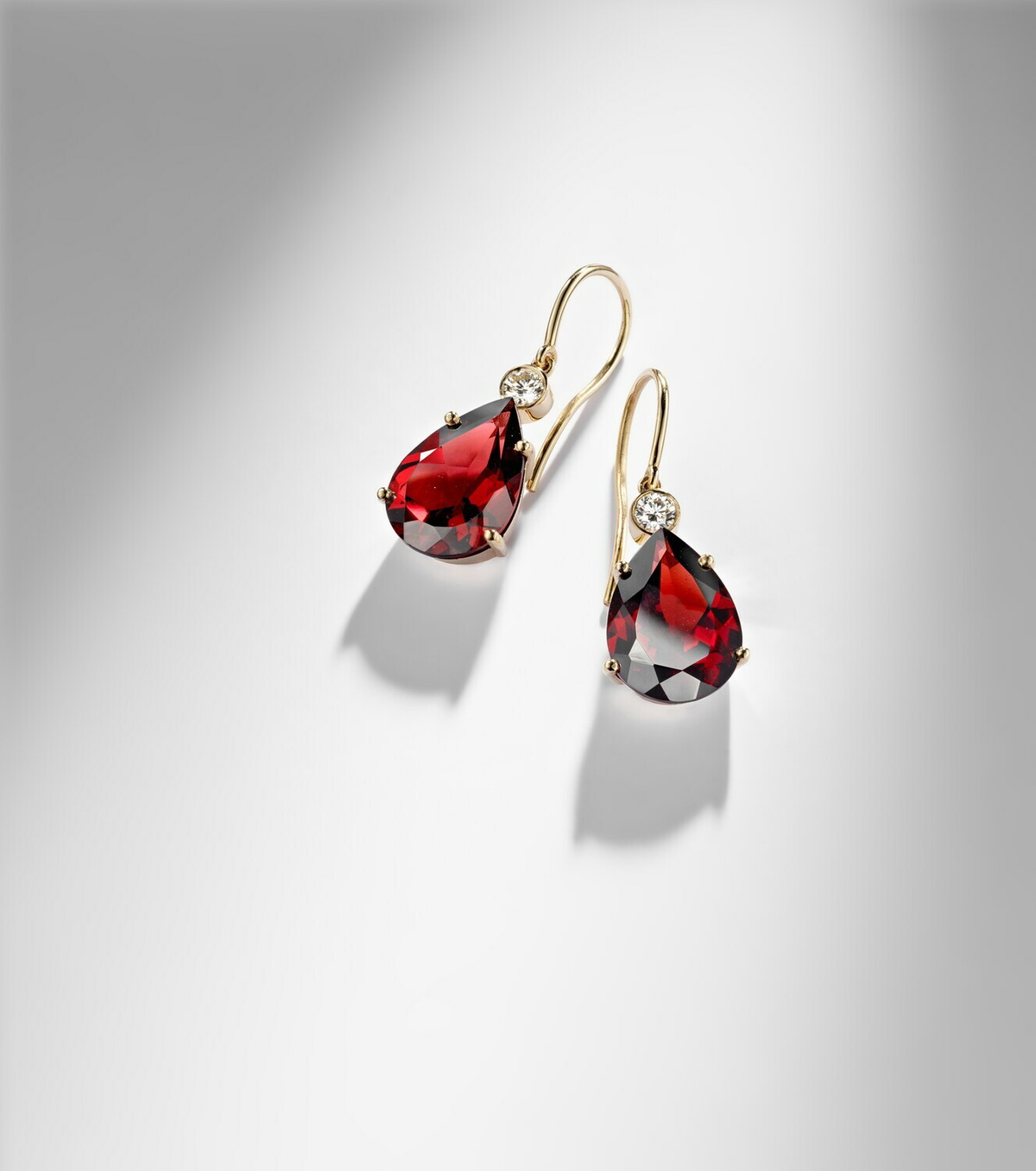 Ileana Makri 14kt gold (750/1000) earrings with garnets and diamonds