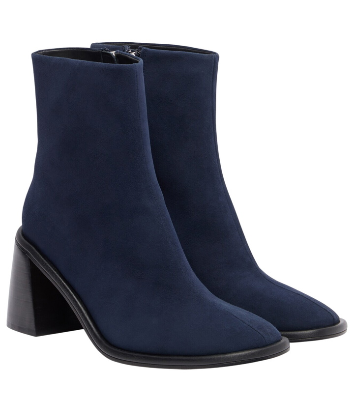 Photo: Souliers Martinez Teruele 80 suede ankle boots