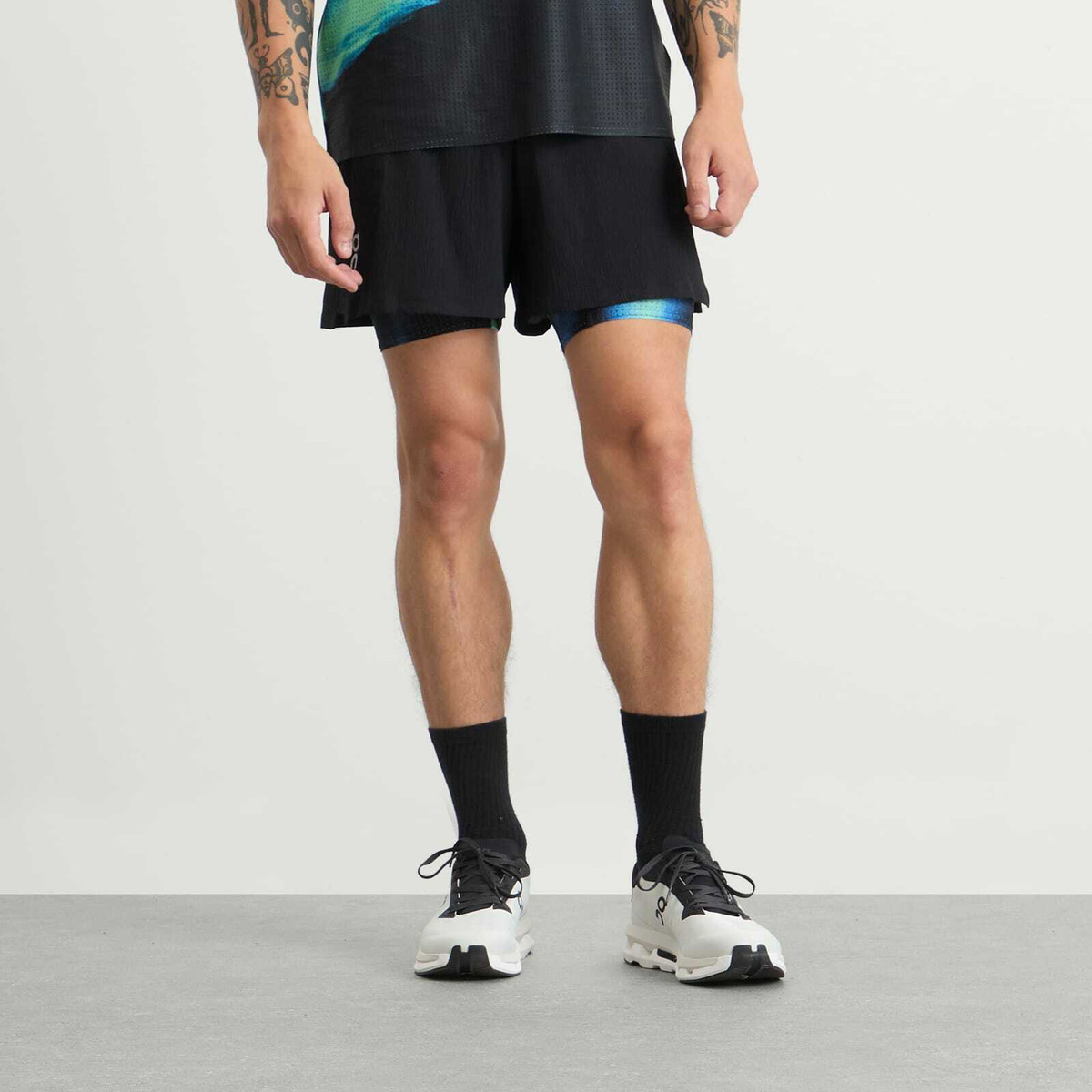ON Men's Pace Shorts in Black/Horizon
