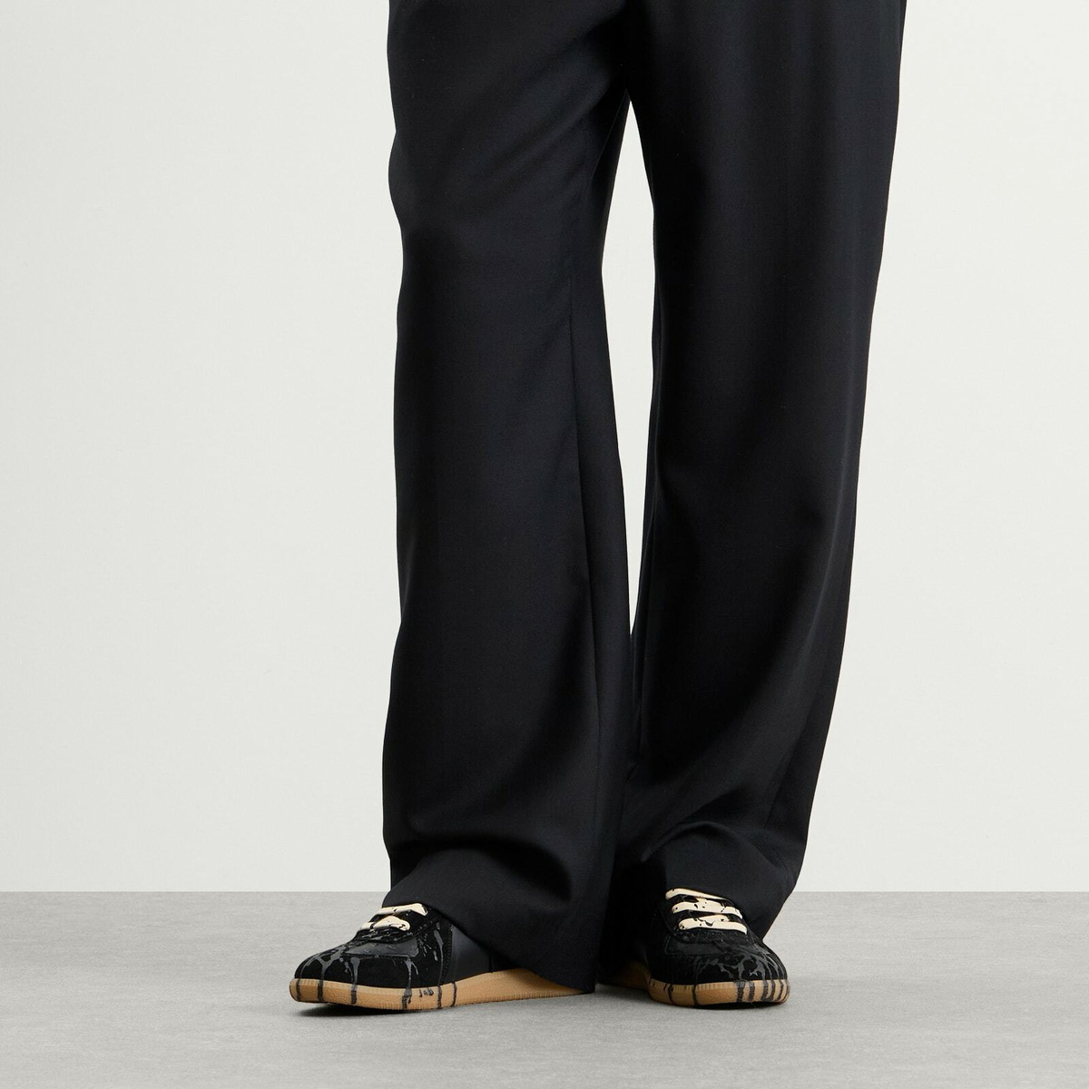 Maison Margiela Men's Replica Sneaker in Black/Black