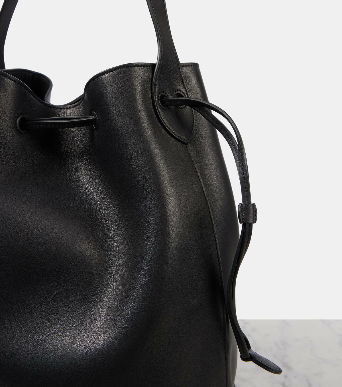 -THE ROW- Belvedere バケットバッグ The Row Belvedere Bag in Coffee PLD | FWRD