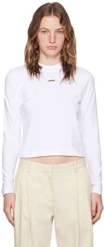 Photo: JACQUEMUS White Les Classiques 'Le t-shirt Gros Grain manches longues' Long Sleeve T-Shirt