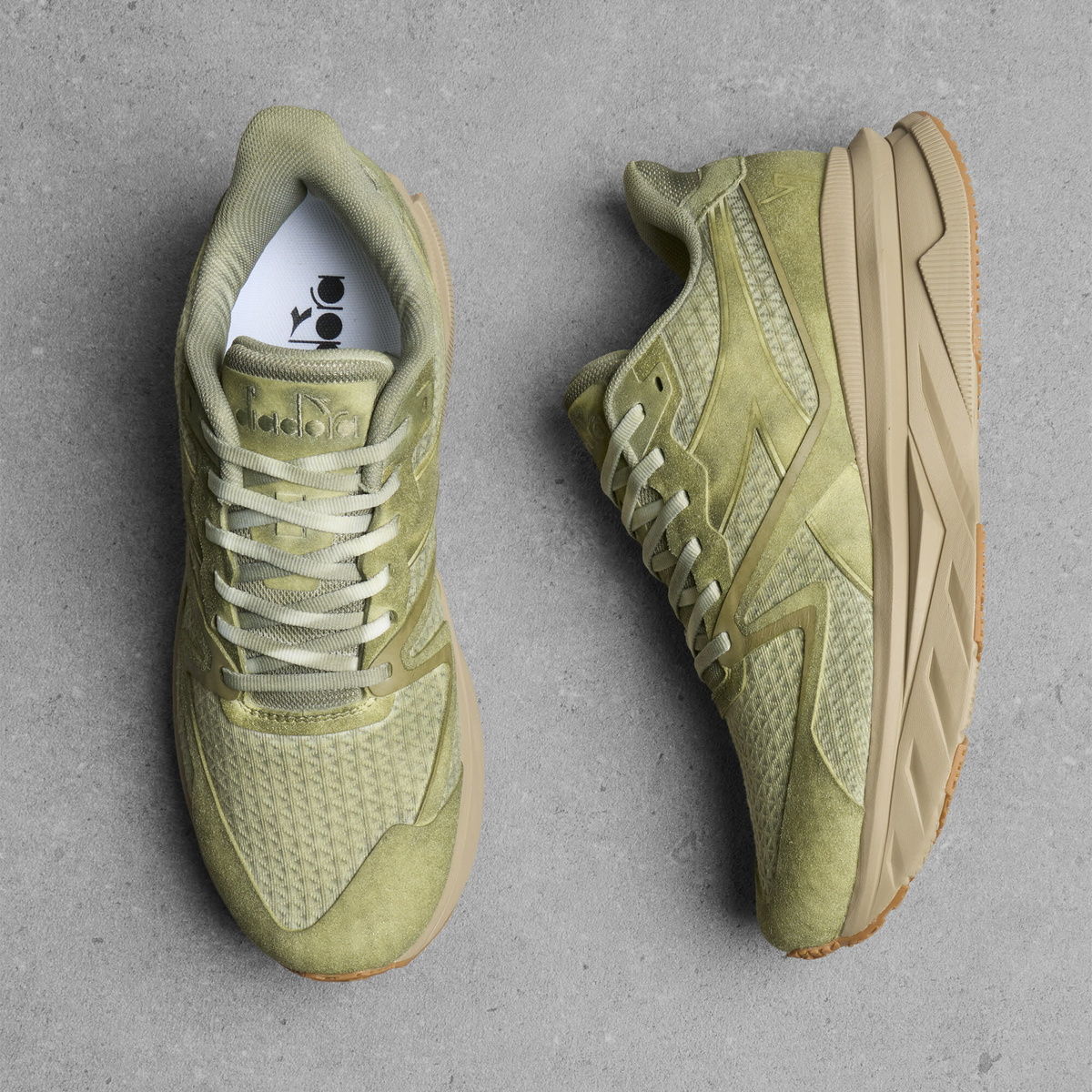 Diadora Men's V7000 Dip-Dye Sneaker in Green Lily Pad