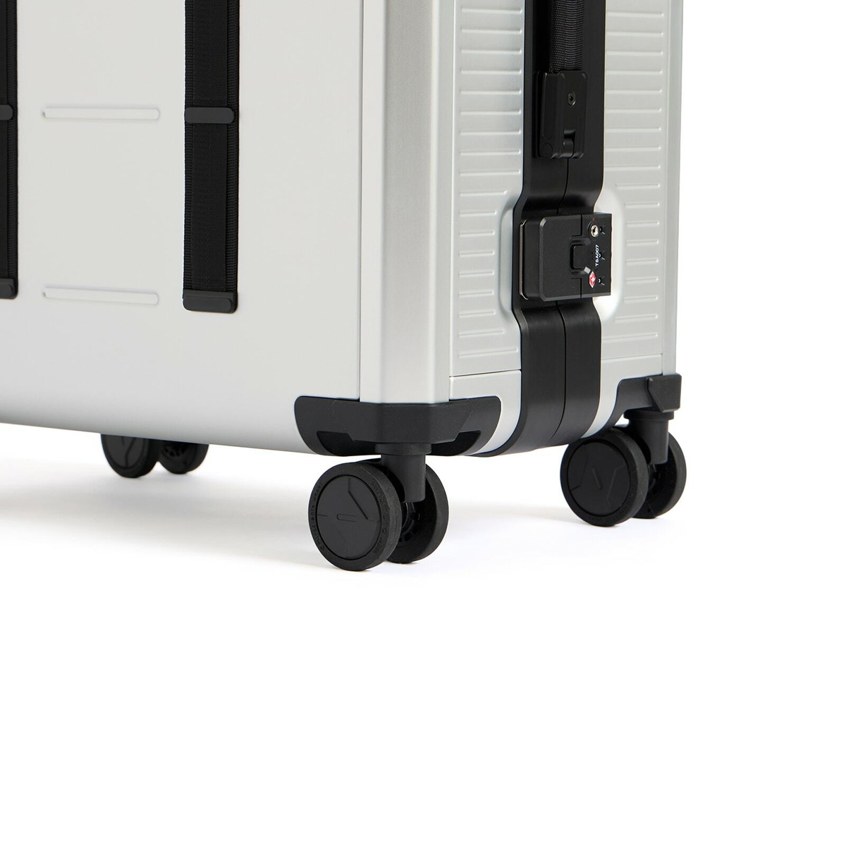 Db Journey Ramverk Alu Check-In Luggage - Medium in Silver/Onyx 
