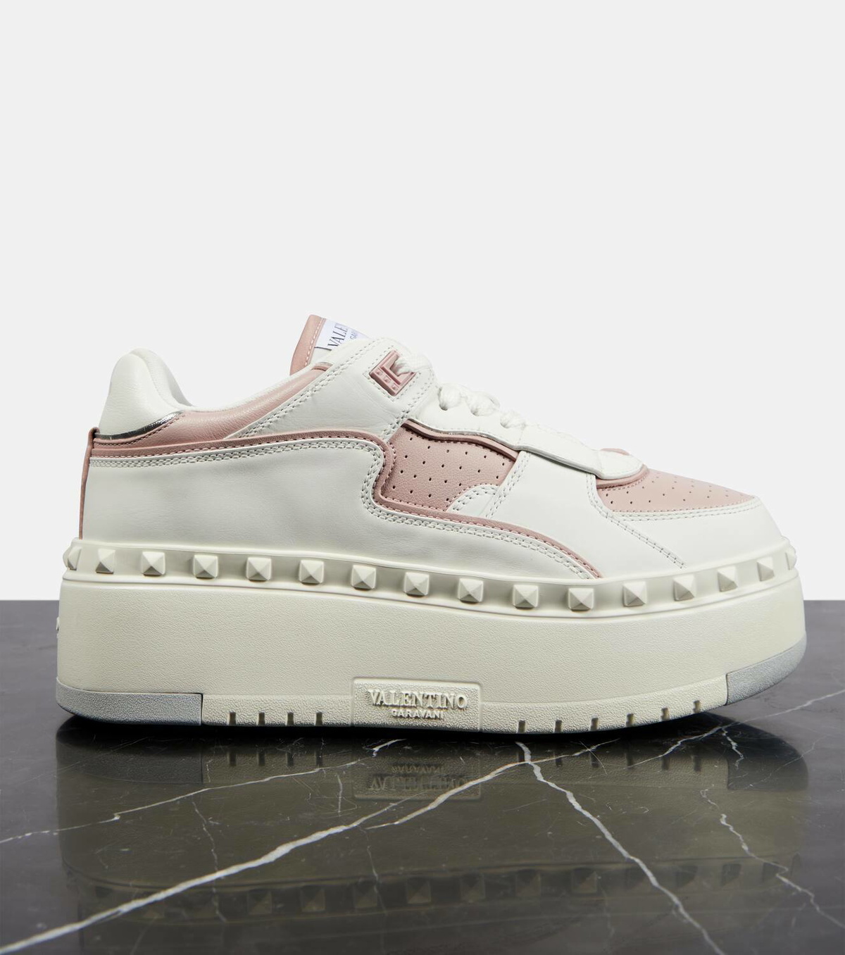 【Valentino Garavani】 Freedots XLレザープラットフォームスニ Valentino Garavani Freedots XL leather platform sneakers