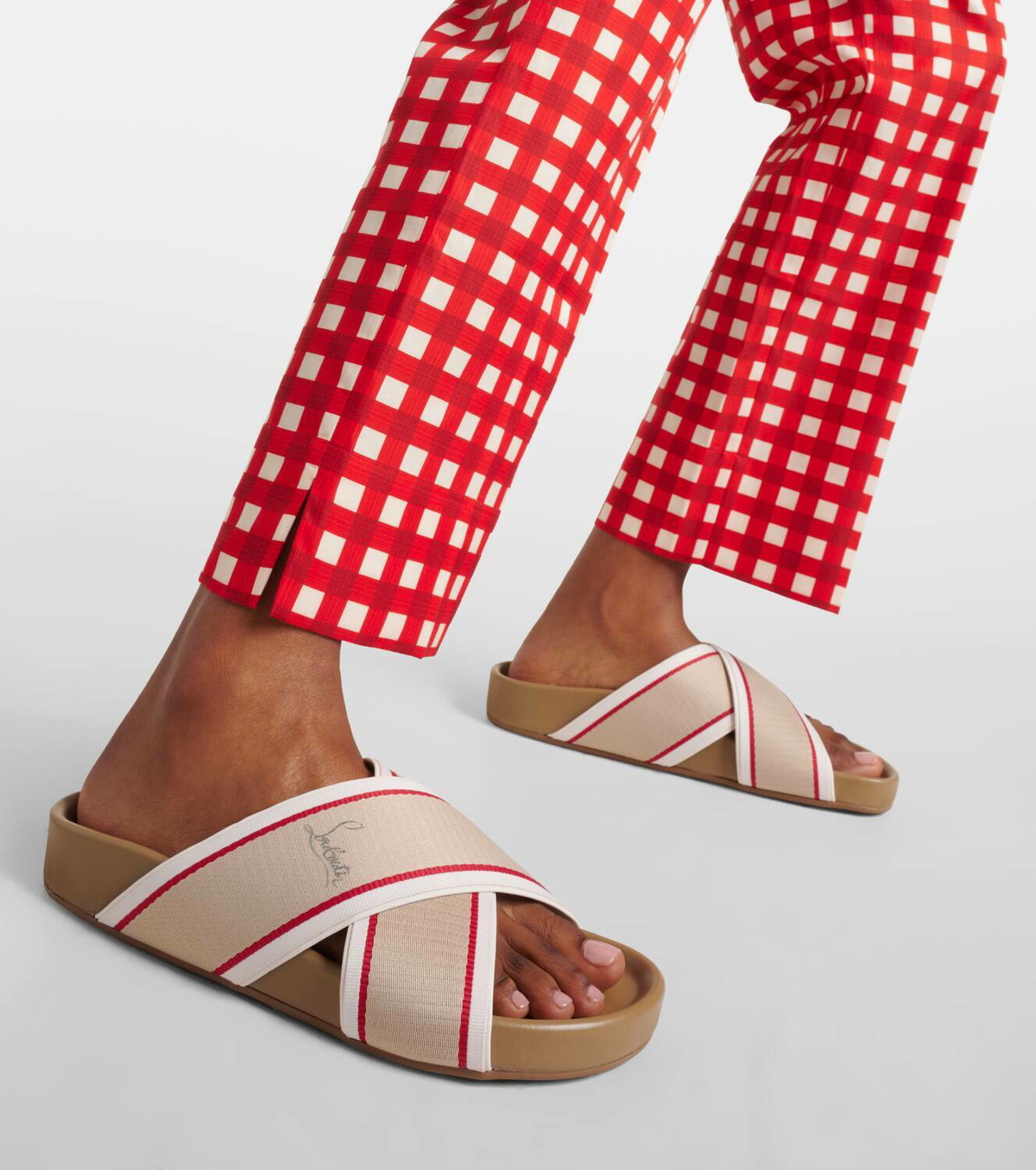 すぐ届くChristian Louboutin*Bizzuコットンサンダル人気ロゴ付 Christian Louboutin Bizzu embroidered logo slides Christian
